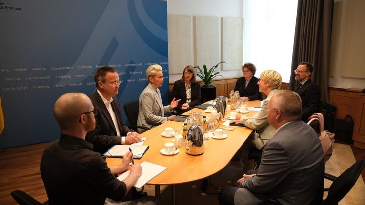 Eva Kähler-Theuerkauf, Präsidentin des ZVG, hat sich gemeinsam mit der ZVG-Geschäftsführung (ZVG-Generalsekretär Bertram Fleischer und die beiden stellvertretenden Generalsekretäre Annette Weißenborn und Dr. Hans Joachim Brinkjans) mit Silvia Breher, der Parlamentarischen Staatssekretärin im Bundeslandwirtschaftsministerium, zu aktuellen Herausforderungen des Gartenbaus ausgetauscht. Foto: BMLEH.