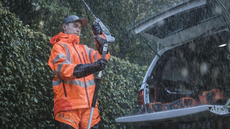 Getreu dem Motto „Es gibt kein schlechtes Wetter, nur schlechte Kleidung“ ist die Wetterschutzbekleidung Technical-Vent von Husqvarna verlässlicher Begleiter für die alltägliche, professionelle Arbeit im Forst und in der Landschaftspflege. Bild: Husquvarna.