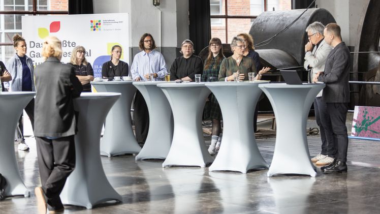 vlnr: Die Künstlerinnen Katharina Veerkamp, Katja Stuke und Astrid Wilk, das Kuratorenteam Steven Natusch, Sarah Hübscher und Linda Schröer, Ursula Mehrfeld (verdeckt), Vorsitzende der Geschäftsführung der Stiftung Industriedenkmalpflege und Geschichtskultur, Dortmunds Bürgermeisterin Ute Mais, Hanspeter Faas, Sprecher der Geschäftsführung der IGA 2027 Ruhrgebiet gGmbH und Jascha Habeck, Pressesprecher der IGA 2027. Bild: © Benito Barajas.