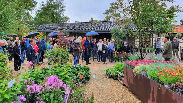 Nach der Mitgliederversammlung zeigte Familie Höfkes ihr Unternehmen. Bild: Landesverband Gartenbau Nordrhein-Westfalen e. V. 
