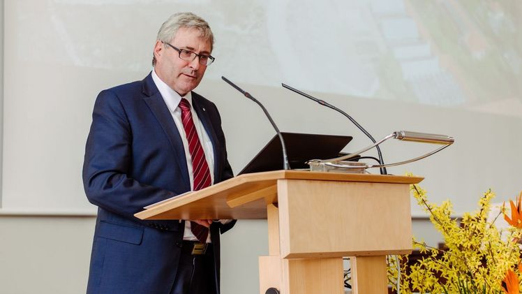Jürgen Ude bei seinem Grußwort. Bild: Jana Dünnhaupt Photography.