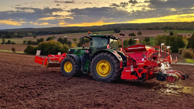 Aussaat auf einer Blühfläche. Bild: Hendrik Schelle.