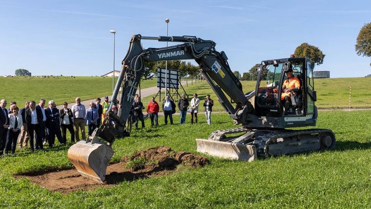 Die ersten Bauarbeiten für den neuen Laborneubau sind gestartet. Ein Bagger hat eine erste Schicht des Humus abgetragen, der für eine spätere Wiederverwendung aufbewahrt wird. Bild: Agroscope, Johann Marmy.