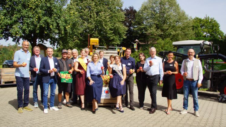 Die Ehrengäste, Von links nach rechts: Ole Münder, Bürgermeister Langenargen, Hartwig Roth, Vizepräsident LVEO BW Volker Mayer-Lay, MdB, Christoph Gierer, Gastgeber und Betriebsinhaber Obsthof Gierer, Anja Renz, Geschäftsführerin Obstregion Bodensee e.V., Thomas Heilig, Vorsitzender Obstregion Bodensee e.V., Emelie Witzigmann, Bodensee-Apfelkönigin, Jürgen Nüssle, Geschäftsführer WOG Raiffeisen e.G., Sarah Schweizer, Staatssekretärin MLR BaWü, Andreas Ganal, Geschäftsführer Marktgemeinschaft Bodenseeobst eG, Ulrike Müller, MdL Bayern, Lara Baur, Bodensee-Apfelprinzessin, Falk Kullen, Geschäftsführer MBW Marketing BaWü, Carmen Haug, MdL BaWü, Hans-Peter Baur, MdL BaWü, Manuela Heinrich, Geschäftsführerin OVB Marketing GmbH, Erich Röhrenbach, Vorsitzender Obstregion Bodensee e.V., Bildquelle: Obst vom Bodensee Marketing GmbH, Nicole Keßler.