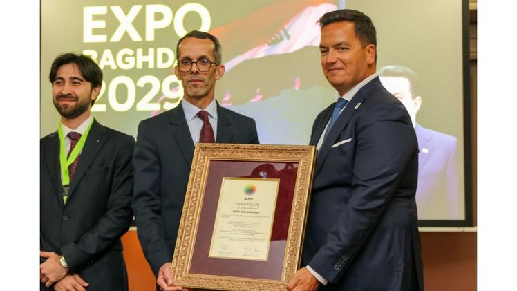Auf der Bühne mit dem AIPH-Zertifikat für die Genehmigung des Expo 2029-Gartens. (Von links nach rechts) Muhammed Ali Macitoğlu, CEO der Expo 2029 Bagdad; Haider El Sarifi, Konsul des Irak in Brüssel; und Leonardo Capitanio, Präsident der AIPH. Bild: Biblo.