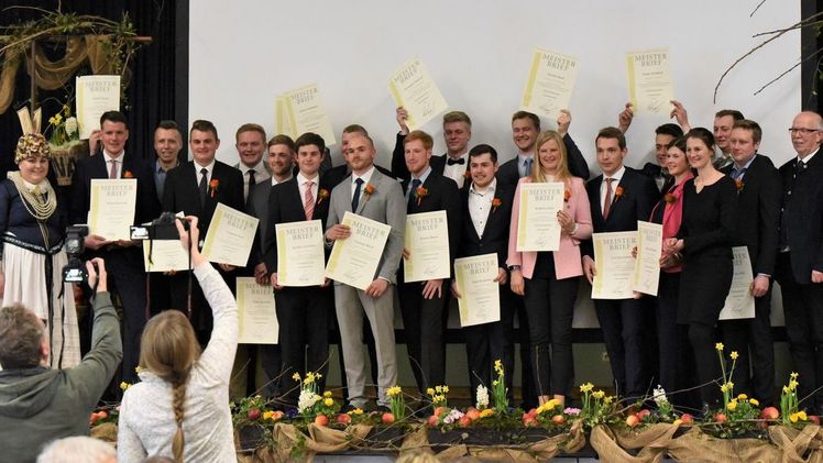 Gerhard Schwetje und Niedersachsens Agrarministerin Miriam Staudte freuten sich mit den frischgebackenen Meisterinnen und Meistern. Bild: J. Ziegeler/LWK Niedersachsen. Gerhard Schwetje und Niedersachsens Agrarministerin Miriam Staudte freuten sich mit den frischgebackenen Meisterinnen und Meistern. Bild: J. Ziegeler/LWK Niedersachsen.