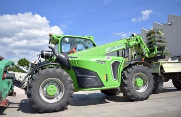 Stapeln und Laden im Grünbereich des Bauhofs.