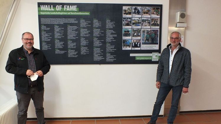 v.l.: Dr. Thomas Wilms und Dietmar Lindner bei der Vorstellung der neuen Wall of Fame in der DEULA Bayern in Freising. Bild: Sabine Winterling, DEULA Bayern. v.l.: Dr. Thomas Wilms und Dietmar Lindner bei der Vorstellung der neuen Wall of Fame in der DEULA Bayern in Freising. Bild: Sabine Winterling, DEULA Bayern.