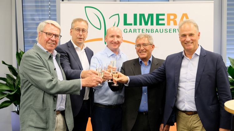 Die Gesellschafter und Geschäftsführer der LIMERA Gartenbauservice GmbH & Co. KG (v. l. n. r.): Dr. Helmut Linssen, Mart Verheijen, Tom Kollbach, Georg Kurz und Christoph Kempkes. Bild: RWZ.
