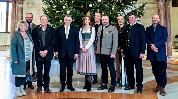 Lydia und Peter Geiß (links vorne) mit Staatsminister Dr. Florian Herrmann, der Bayerischen Waldkönigin Patricia Vogl und den Vertretern des Bayerischen und Schongauer Waldbesitzerverbandes. Bild: Rolf Kaul/Bayr. Staatskanzlei.