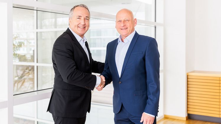 Die Weltleitmesse des Gartenbaus und Deutschlands führende Vermarkungsorganisation im Gartenbau gehen zukünftig noch enger gemeinsame Wege: Vom 28. bis 31. Januar 2025 werden die Landgard-Ordertage erstmals auf der IPM ESSEN in der Messe Essen stattfinden. Die Entscheidung gaben Oliver P. Kuhrt, Geschäftsführer der Messe Essen, und Dirk Bader, Vorstand Landgard eG, gemeinsam im Rahmen der jüngsten IPM-Beiratssitzung bekannt. Bild: Alex Muchnik/©MESSE ESSEN GmbH.