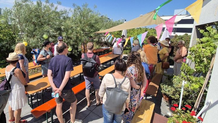 Bei der Wahl der Aktion sind der Kreativität keine Grenzen gesetzt. Gefragt ist alles, was die Gebäudebegrünung und Entsiegelung in den Fokus stellt. Hier auf dem Foto: ein „Tag des offenen Dachgartens“. Bild: Bundesverband GebäudeGrün.