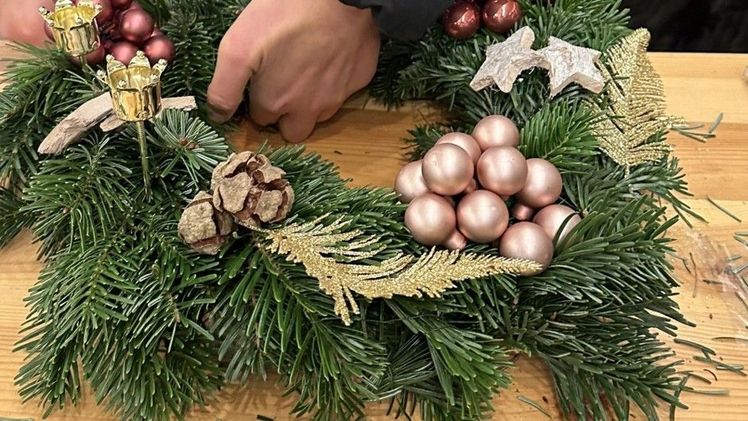 Auf manchen Höfen bieten Weihnachtsbaumerzeuger Veranstaltungen zum gemeinsamen Adventskranzbinden an. Bild: VNWB.