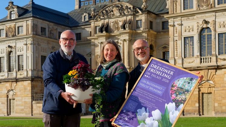 Pflanzenkoordinator Stephan Wartenberg, Designerin Bea Berthold und Tobias Muschalek, Geschäftsführer der Fördergesellschaft Gartenbau Sachsen (v.l.n.r.), haben bei einem Pressetermin am 5. November 2025 im Palais im Großen Garten das Konzept für den Dresdner Frühling im Palais 2026 vorgestellt. Bild: Sebastian Thiel.