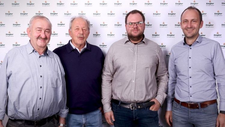 Gerhard Wolf (2. v. l.) übergibt die Vertriebsleitung an seinen Nachfolger Felix Krämer (2. v. r.). Geschäftsführer Gregor Ziegler (l.) und Matthias Ziegler (r.) gratulieren. Bild: Gregor Ziegler.