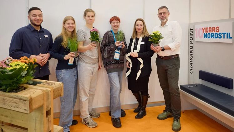 Georgios Buklis aus dem Nordstil-Team der Messe Frankfurt, die Vertreterinnen der Schülerschaft Emilie Althoff, Selma Merz und Minna Husen mit Leiterin der Nordstil Susanne Schlimgen und Jörg Deger, Leiter Oberstufe an der Ida-Ehre-Stadteilschule. Bild: Messe Frankfurt / Jean-Luc Valentin.