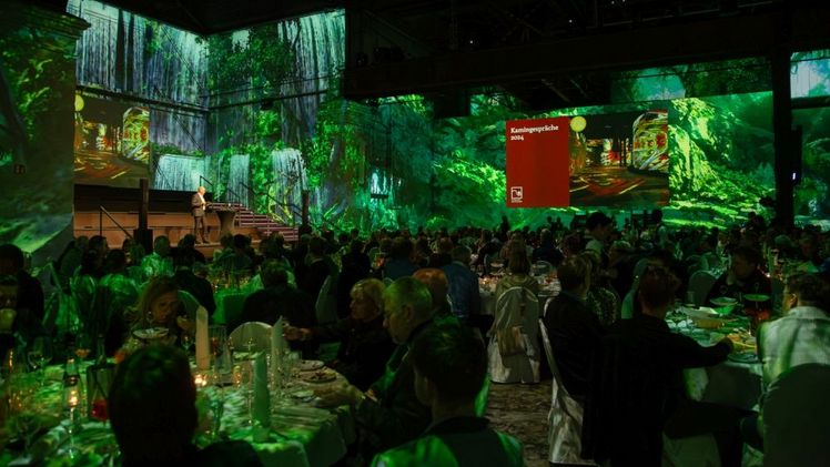 Seine Jubiläumsfeier richtete der VGL NRW im digitalen Kunstzentrum "Phoenix des Lumières" in Dortmund aus. Über 300 Gäste folgten der Einladung, um das Jahr bei den traditionellen Kamingesprächen gemeinsam ausklingen zu lassen. Bild: VGL NRW.