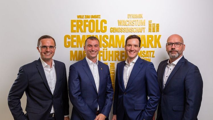 zweiter von links: Stefan Legat (Aufsichtsratsvorsitzender) mit den Vorständen Sebastian Kohrmann, Christian Remy und Gert Lehmann. Bild: Archiv EDEKA / Fotoplan, Don Ribacker.