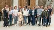 v.l. Emma Beijers (Brightlands Campus Greenport Venlo), Marcel Claus (Gemeinde Venray), Lena Manten (Agrobusiness Niederrhein), Twan Claessens (Piglets Treatment System), Julia Exler (Brand Qualitätsfleisch), John van Helden (Yookr), Yvonne van der Velden (Brightlands Campus Greenport Venlo), Jörg Hoffmann (Baum&Bonheur), Dirk Unsenos (ISIS IC), Sabine Theobald (Baum&Bonheur), Florian Wichern (Hochschule Rhein-Waal), Karina Verbeek (Euregio Rhein-Maas-Nord), Anke Schirocki (Agrobusiness Niederrhein), Job Derks (Compas Agro), Timo Peraglie (ISIS IC), Niels Vissers (Yookr), Rajiv Mandal (Hochschule Rhein-Waal), Kirsten Hammans (Agrobusiness Niederrhein), Stefan Even (Compas Agro). Bild: Agrobusiness Niederrhein.