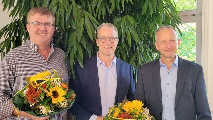 BVZ-Vorsitzender Frank Werner (m) gratuliert Schmitz (l) und Fleischle. Bild: BVZ.