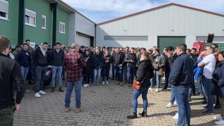 Intensiver Austausch trotz großem Andrang beim Treffen der Jungmarktgärtner. Bild: BfG.