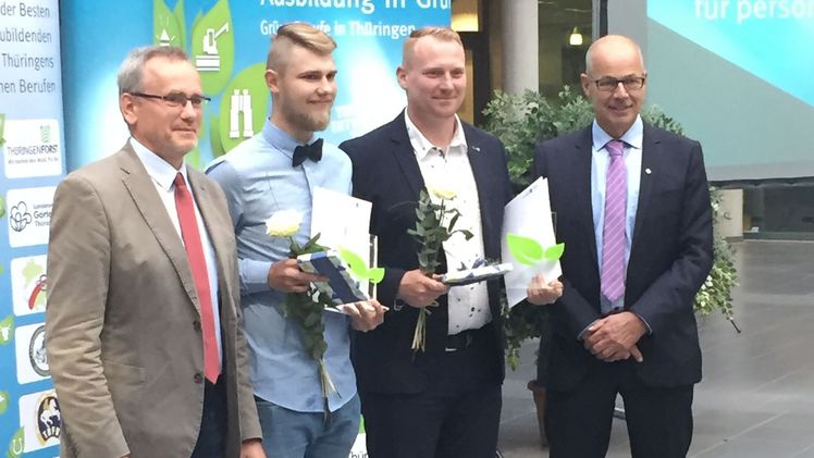 Jan Petryka und Sandro Haupt bei der Auszeichnung durch TMIL-Abteilungsleiter Herr Dr. Zopf und FGL-Präsident Jens Heger. Bild: FGL.