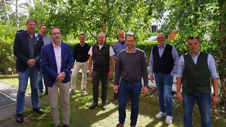 Das Präsidium des Fachverbands Garten- Landschafts- und Sportplatzbau Schleswig-Holstein ließ sich während der Klausurtagung vom Change Management-Experten Norbert Kohlscheen (ganz links im Bild) coachen. Bild: FGL S.-H.