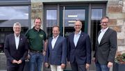 "Die grüne Milliarde" forderte BGL-Präsident Thomas Banzhaf (Mitte), beim Besuch des Garten- und Landschaftsbaubetriebs Pöhler in Bad Driburg mit Christian Haase (1. v. li.) haushaltspolitischer Sprecher der CDU/CSU-Bundestagsfraktion, GaLaBau-Unternehmer Michael Pöhler, Josef Mennigmann, Präsident des NRW-Landesverbandes Garten-, Landschafts- und Sportplatzbau e. V. (VGL), und BGL-Hauptgeschäftsführer Dr. Guido Glania. Foto: Pöhler.