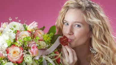 Immer ein besonderes Geschenk: mit floristischer Handwerkskunst Freude bereiten. Bild: Österreichische Blumenwerbung GmbH
