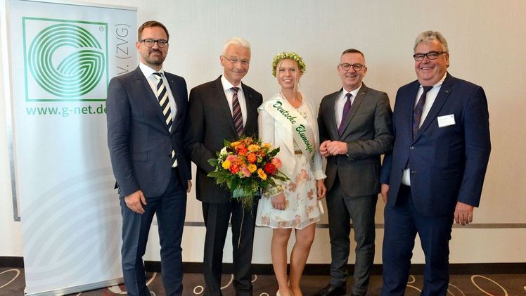 Hartmut Weimann wurde in der Mitgliederversammlung des ZVG mit überzeugender Mehrheit für weitere drei Jahre als Vizepräsident des ZVG wiedergewählt. (v.l.nr. Generalsekretär Bertram Fleischer, Hartmut Weimann, Deutsche Blumenfee Lisa Bartels, Präsident Jürgen Mertz, Vizepräsident Wilhelm Böck). Bild: ZVG/ Markula.