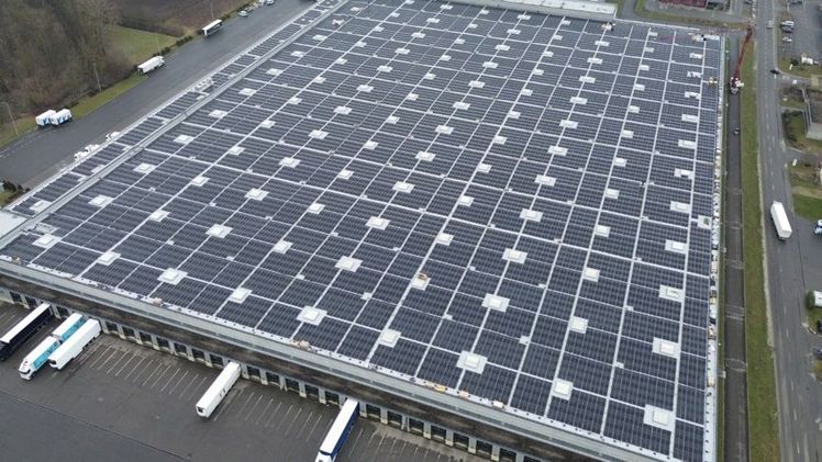 ALDI SUISSE nimmt Mega-Solarkraftwerk in Betrieb. Bild: © ALDI SUISSE.
