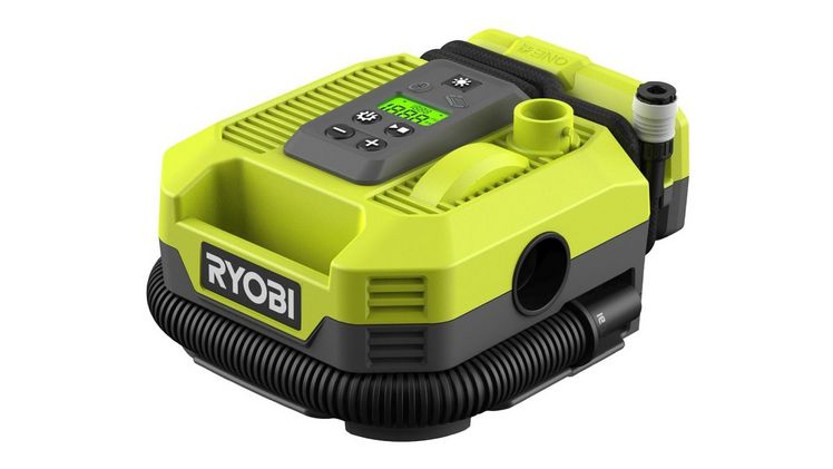 Kompakt und mit 1,1 kg auch leicht ist der 18 Volt Akku-Kompressor RMI18 von Ryobi. Praktisch: Luftschlauch und Druckluftschlauch lassen sich sauber am Gerät aufwickeln. Bild: Ryobi.