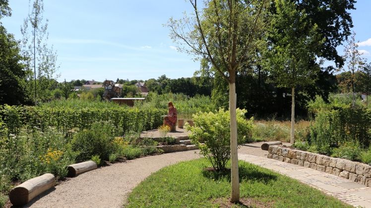 Auf der Landesgartenschau in Ellwangen veranschaulicht der Fachbetrieb Zäh Gartengestaltung mit ihrem Themengarten „Erholung - nachhaltig“, wie wiederverwendbare Materialien zur Aufwertung urbaner Räume beitragen können. Bild: Jochen Henning, VGL Bayern.