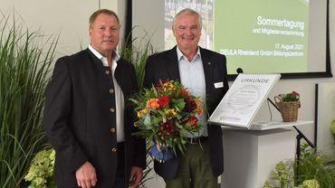Christoph Dirksen gratuliert Helmut Selders zur Ehrenmitgliedschaft. Bild: Landesverband Gartenbau Nordrhein-Westfalen e. V. 