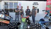Prost auf 100 erfolgreiche Jahre Rapid, von links nach rechts: Lukas Zumsteg (Leiter Marketing und Verkauf Schweiz), Florian Kaufmann (Mehrheitsaktionär und Verwaltungsratspräsident), Charles Lüscher (Inhaber Rapid Museum) und Rolf Schaffner (langjähriger ehemaliger CEO). Bild: Rapid.