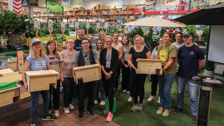 Die Teilnehmer der Veranstaltung präsentieren stolz ihre selbstgebauten Igelhäuser. Bild: BAUHAUS AG.