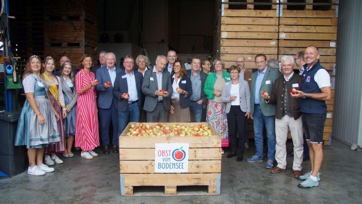 Von links nach rechts: Die Ehrengäste. Bild: Obst vom Bodensee Marketing GmbH, Nicole Keßler.