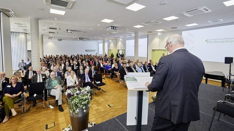 Knapp 200 Gäste aus Politik, Grüner Branche, Wirtschaft, Bildung, Wissenschaft und Gesellschaft kamen am 21.05.2024 zur 125-Jahr-Feier der Landwirtschaftskammer Niedersachsen nach Hannover-Ahlem. Bild: Henning Stauch/Landwirtschaftskammer Niedersachsen. Knapp 200 Gäste aus Politik, Grüner Branche, Wirtschaft, Bildung, Wissenschaft und Gesellschaft kamen am 21.05.2024 zur 125-Jahr-Feier der Landwirtschaftskammer Niedersachsen nach Hannover-Ahlem. Bild: Henning Stauch/Landwirtschaftskammer Niedersachsen.