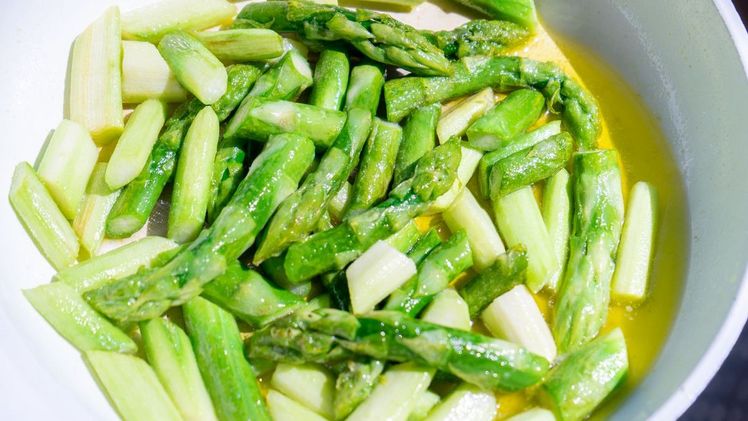Schnell zubereitet, gesund und lecker: Gebratener grün-weißer Spargel. Bild: GMH/Spargelstrasse NRW.