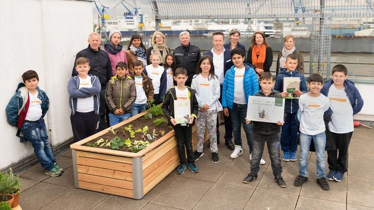 Eröffneten gemeinsam mit Schirmherrn Johannes B. Kerner und den Schülerinnen und Schülern der ABC- und der IVK-Klasse an der Hamburger Ganztagsschule St. Pauli die erste Anbausaison des neuen Projekts "Unser Schulgarten" der Landgard Stiftung: David Krebs, Projektleiter der Ganztagsschule St. Pauli, Geetha Moses-Ganti, Klassenlehrerin Internationale Vorbereitungsklasse (IVK), Birgit Hornung, Elternratsvorsitzende, Margot Pfeiffer, bürgernahe Beamtin der Davidwache, Armin Rehberg, Vorstandsvorsitzender der Landgard Stiftung, Nina Holzhäuser, Schulleiterin der Ganztagsschule St. Pauli, und Kathrin Overbeck, Schulsekretärin. 