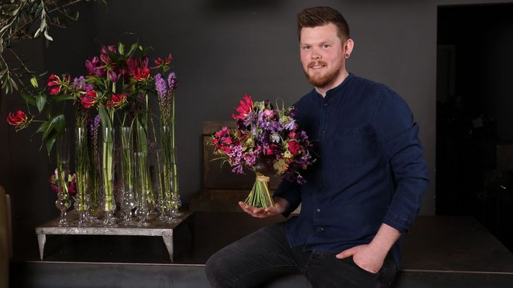Stephan Triebe, Deutscher Meister der Floristen, mit seinem für den Fleurop-Onlineshop kreierten Blumenstrauß. 