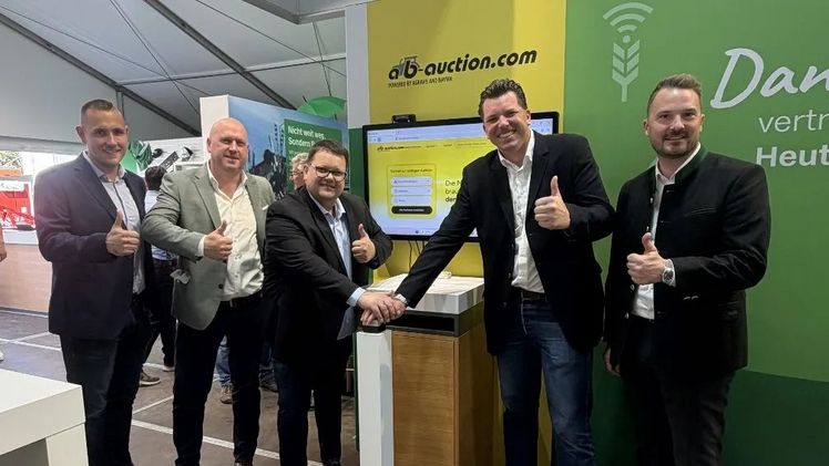 Relaunch ab-auction auf dem LWH mit (v.l.n.r.) Lars Kässens, Marc Schulze-Mastrup und Georg Bergmann von AGRAVIS sowie Jan Albers und Björn Dettlaff von der BayWa AG. Bild: BayWa AG.