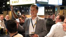 Jürgen Titz, Geschäftsführer und General Manager der Stanley Black & Decker Deutschland GmbH, sprach die rund 200 Händler vor Ort direkt an: „Wir haben den Blick nach vorne, ganz klar, als gesamte Organisation, mit entsprechenden Investments dahinter. Und der soll ausschließlich in Partnerschaft mit Ihnen vollzogen werden.“ Bild: © Stanley Black & Decker | Joel Burnic.