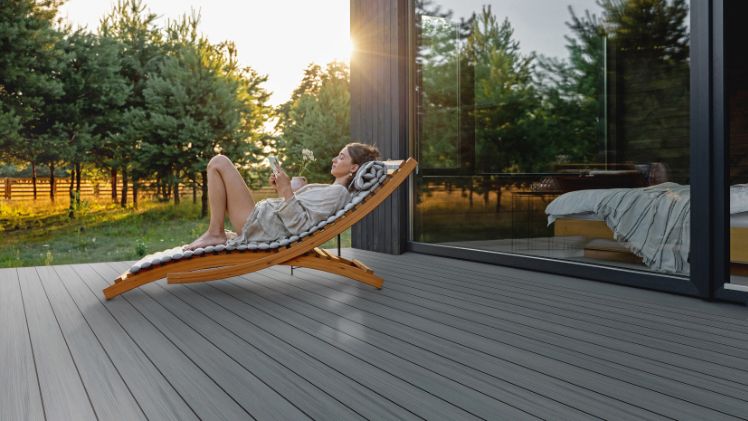 Twinson Terrassendielen überzeugen als umweltfreundliche und pflegeleichte Alternative zu Hartholzdielen aus den Tropen, da das Tannenholz der Massivdielen aus PEFC-zertifizierten Wäldern stammt. In Europa produziert und mit einem 100-prozentigen Recycling-Kunststoffanteil des Ökokerns sind die Dielen darüber hinaus zu 100 Prozent wiederverwertbar. Bild: Deceuninck Germany.