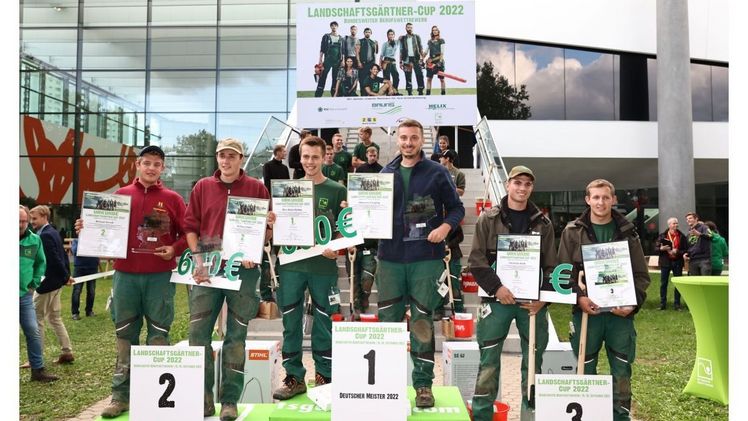 Auf dem Siegertreppchen - die drei Siegerteams des Landschaftsgärtner-Cups 2022. Bild: Daniel Karmann/BGL. Auf dem Siegertreppchen - die drei Siegerteams des Landschaftsgärtner-Cups 2022. Bild: Daniel Karmann/BGL.