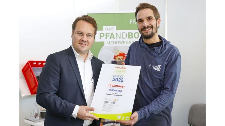 Simon Schumacher (li.), VSSE-Vorstandssprecher, überreicht Adrian Spieker, Geschäftsführer von PFABO, den expoDirekt-Innovationspreis für die PFAndBOxen. Bild: VSSE e.V. / Jürgen Rösner.