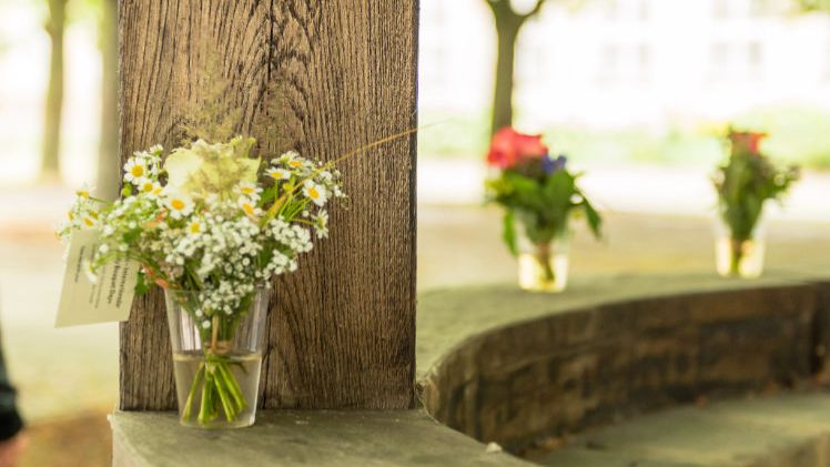 Kleine Geste, große Wirkung - Über Blumen freut sich jeder. Bild: ©Fleurop AG/Peter Johann Kierzkowski.
