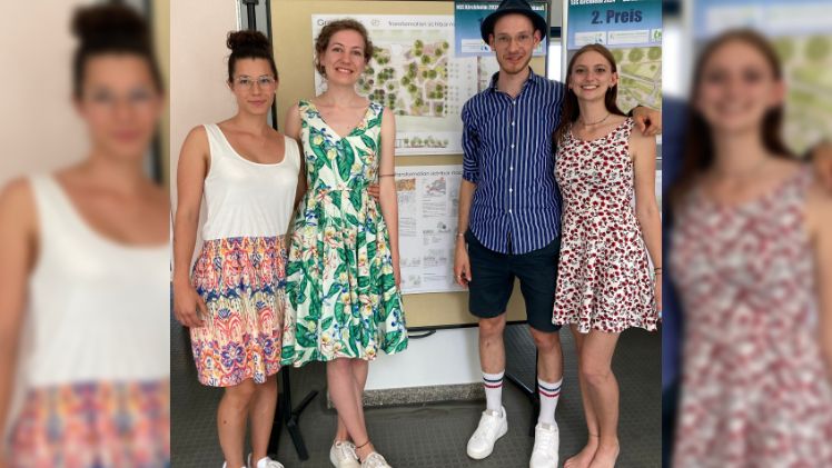 Siegerehrung im legeren Sommerlook: Melanie Hofer, Rebekka Heeg, Felix Lederle und Jacqueline Bucheli freuen sich über den 1. Platz beim Studierenden-Wettbewerb der Landesgartenschau Kirchheim und der Firma May Landschaftsbau GmbH & Co. KG an der Hochschule Weihenstephan-Triesdorf. Den von ihnen geplanten „Garten der Zukunft“ dürfen sie im nächsten Jahr auf dem Landesgartenschau Gelände umsetzen - und im Landesgartenschau-Sommer 2024 Hunderttausende Besucher*innen davon begeistern. Bild: Kirchheim 2024 GmbH.