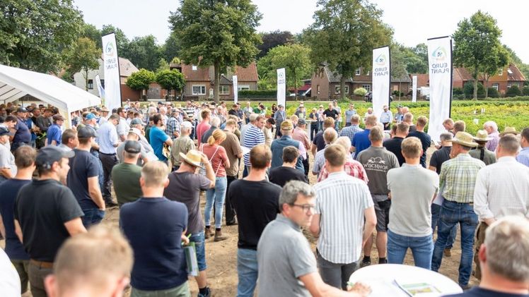 Feldtag in Wietzendorf: Zuhörer bei der Eröffnung. Bild: © EUROPLANT Pflanzenzucht GmbH.