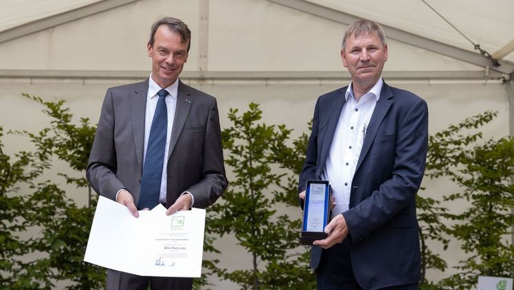 Den BGL-Preis 2021 übergab Lutze von Wurmb (BGL, links) an Otto Poppa, Geschäftsführer der Fichter Garten- und Landschaftsbau GmbH aus Magdala. Bild: BGL/Paul Philipp Braun.